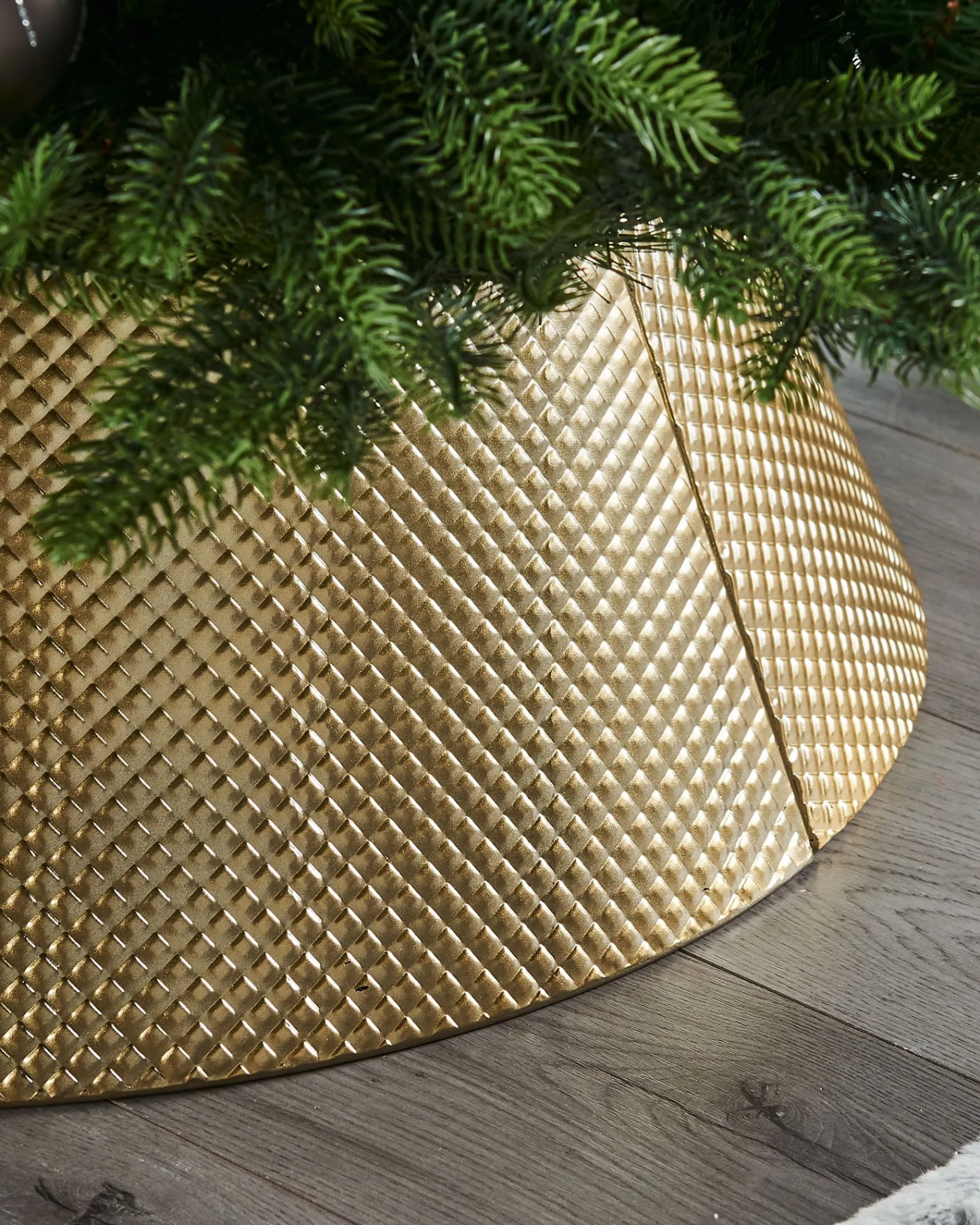 WeRChristmas Quilted Metal Tree Collar, Gold, 71 Cm
