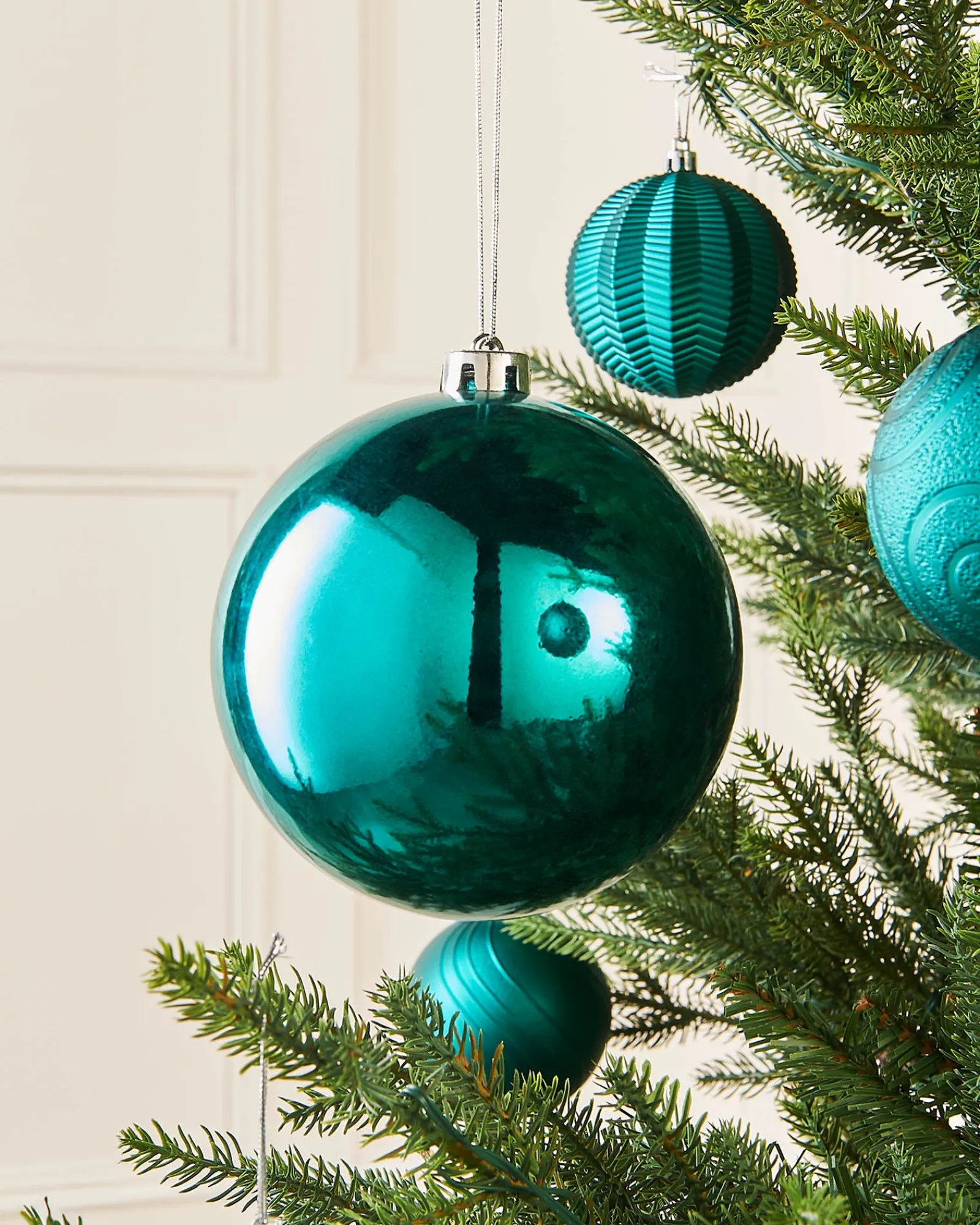 WeRChristmas Teal Large Gloss Shatterproof Bauble, 15 Cm