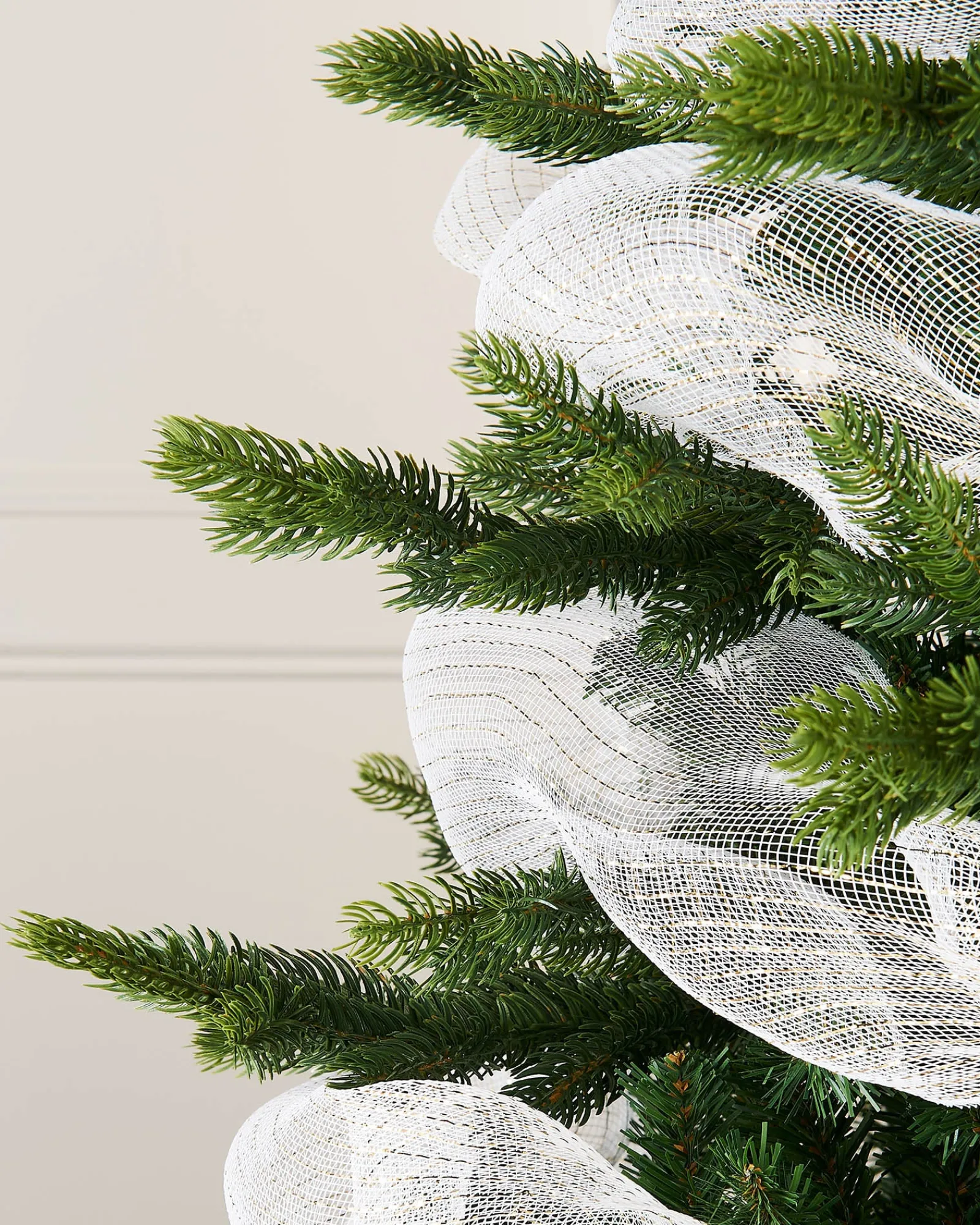 WeRChristmas White Mesh With Pale Gold Foil, 9 M