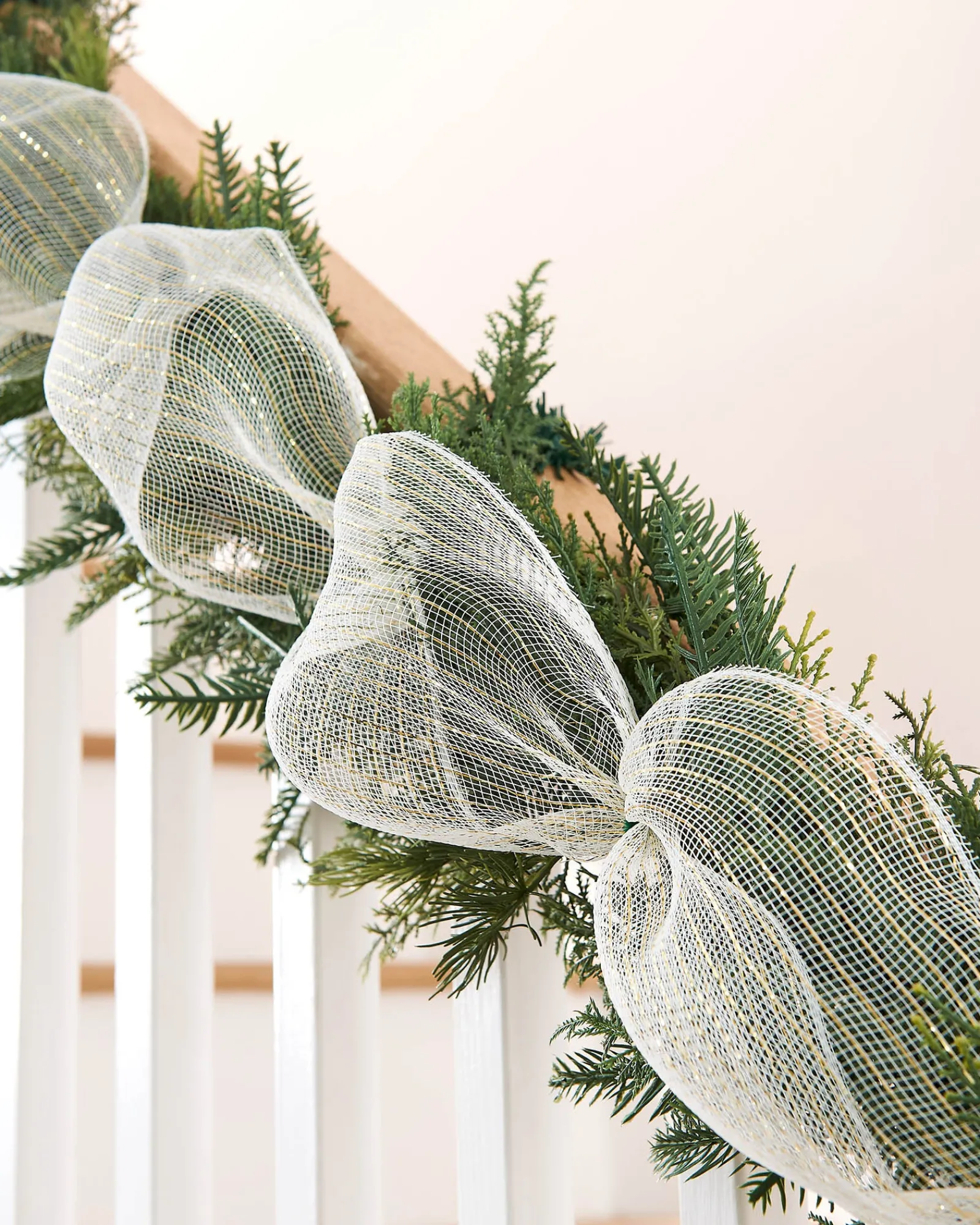 WeRChristmas White Mesh With Pale Gold Foil, 9 M